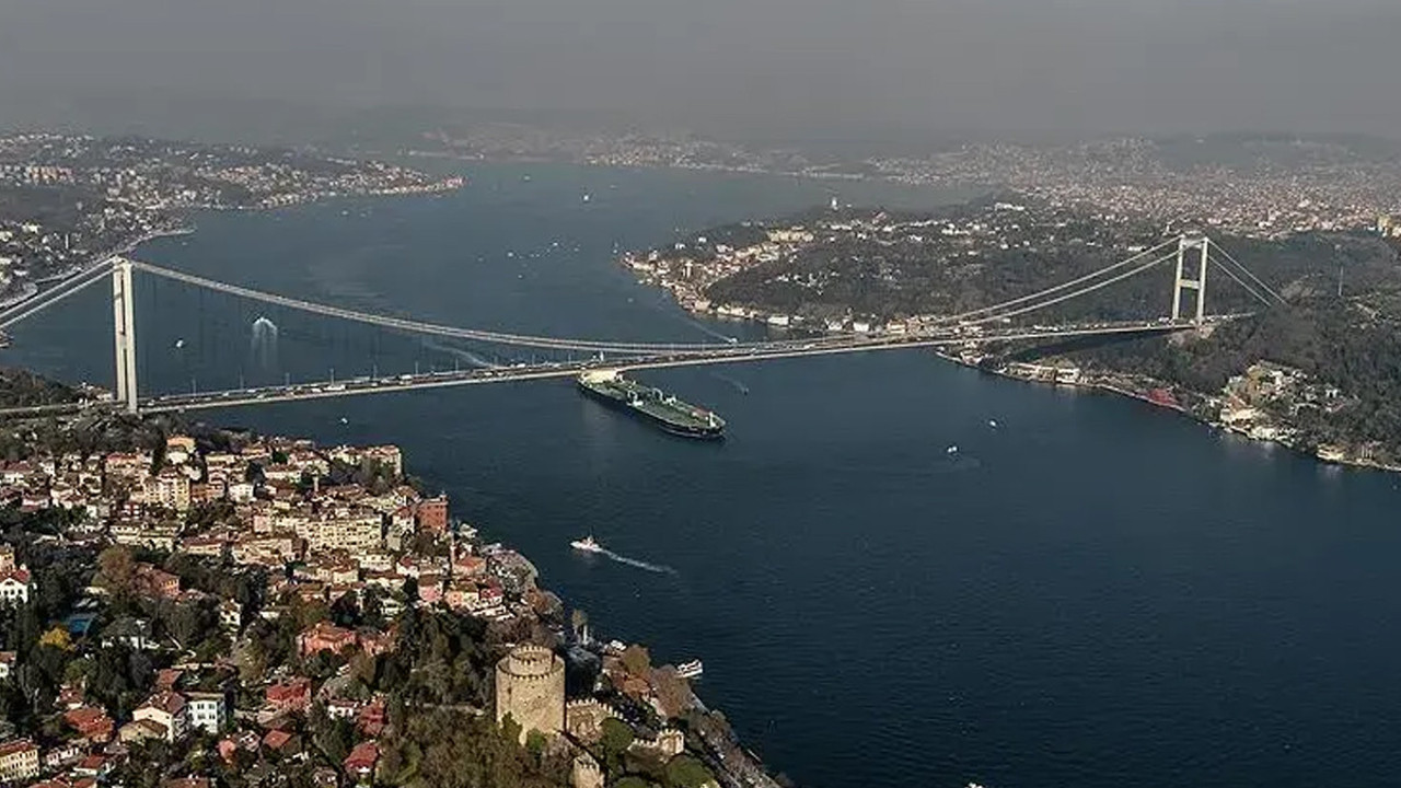 İstanbul Boğazı'nda gemi trafiği askıya alındı (14 Kasım 2024)