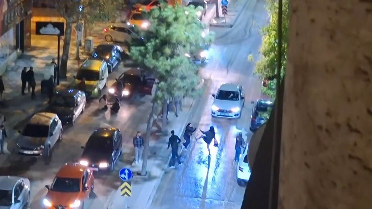 Kızlar kavga etti: Erkekler ayırmak yerine izlemeyi tercih etti