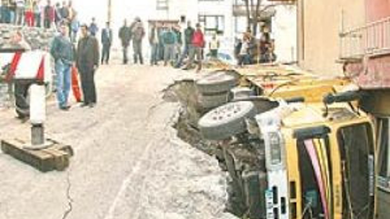 Yol çöktü kamyon düştü