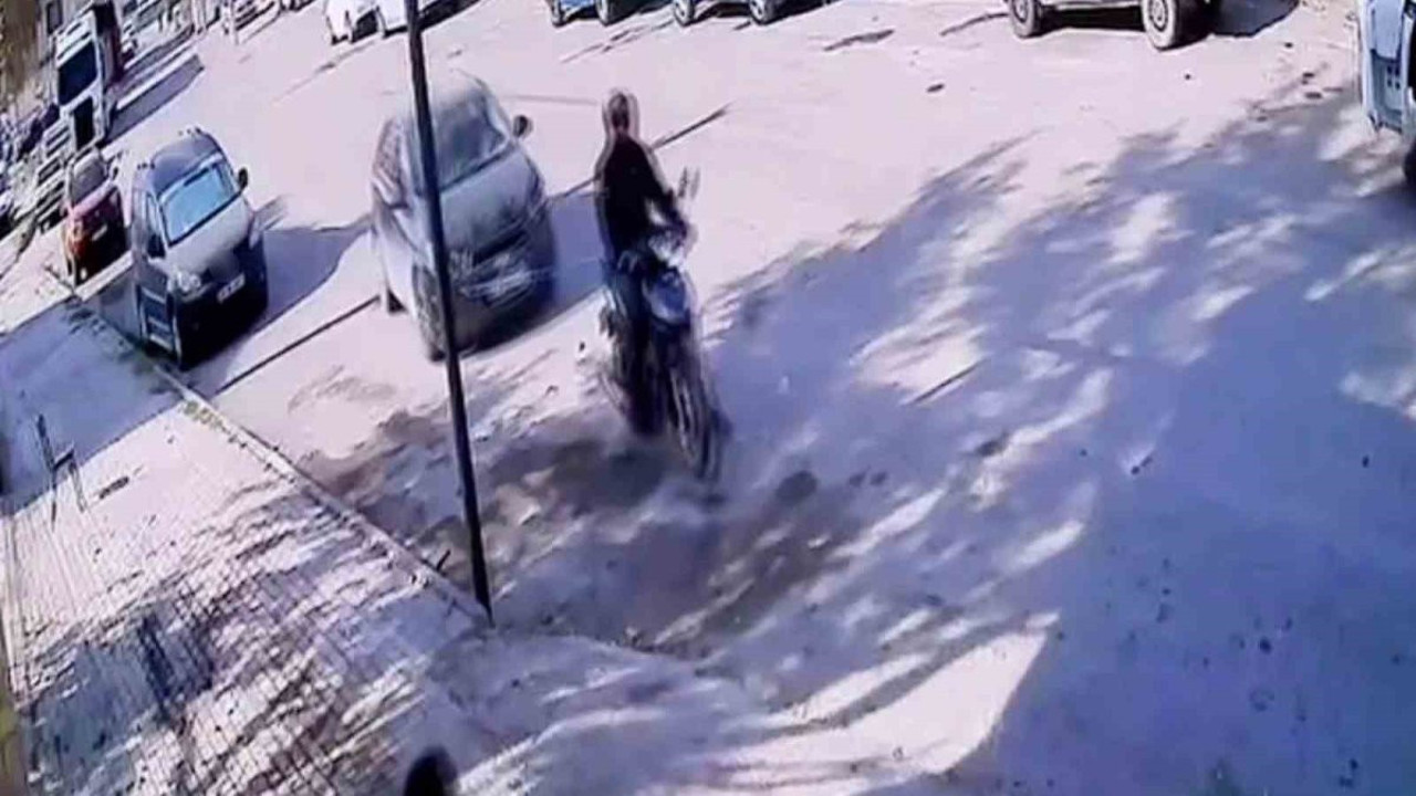 Yolda kalan araç motosikletle çekildi