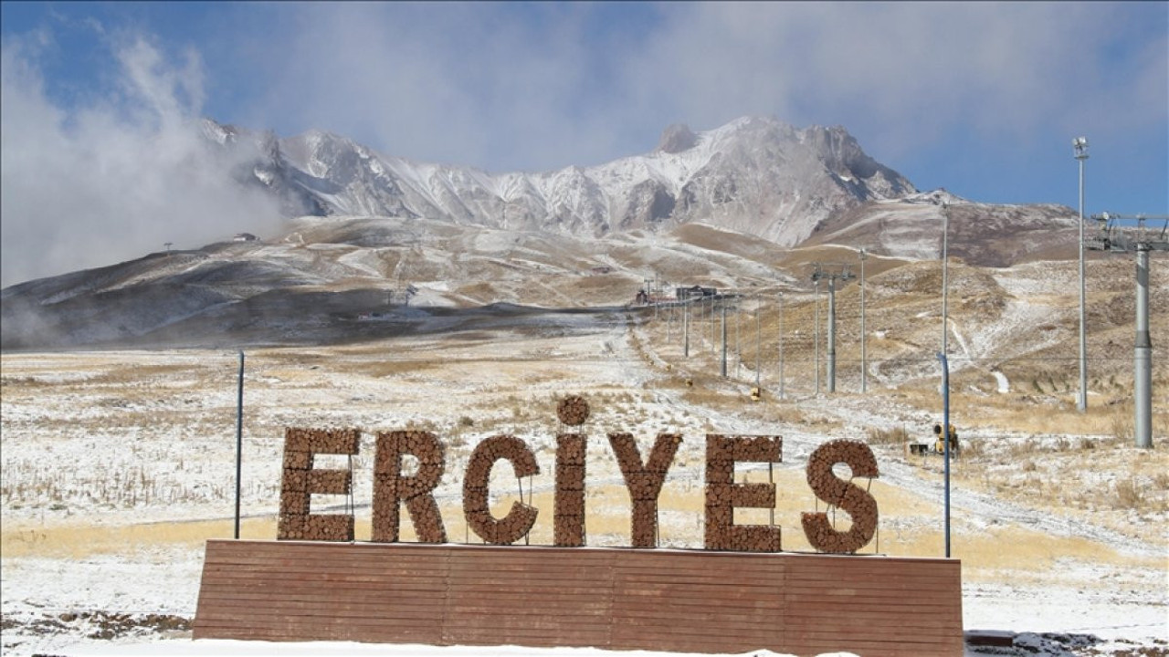 Erciyes Kayak Merkezi'ne kar yağdı (18 Kasım 2024)