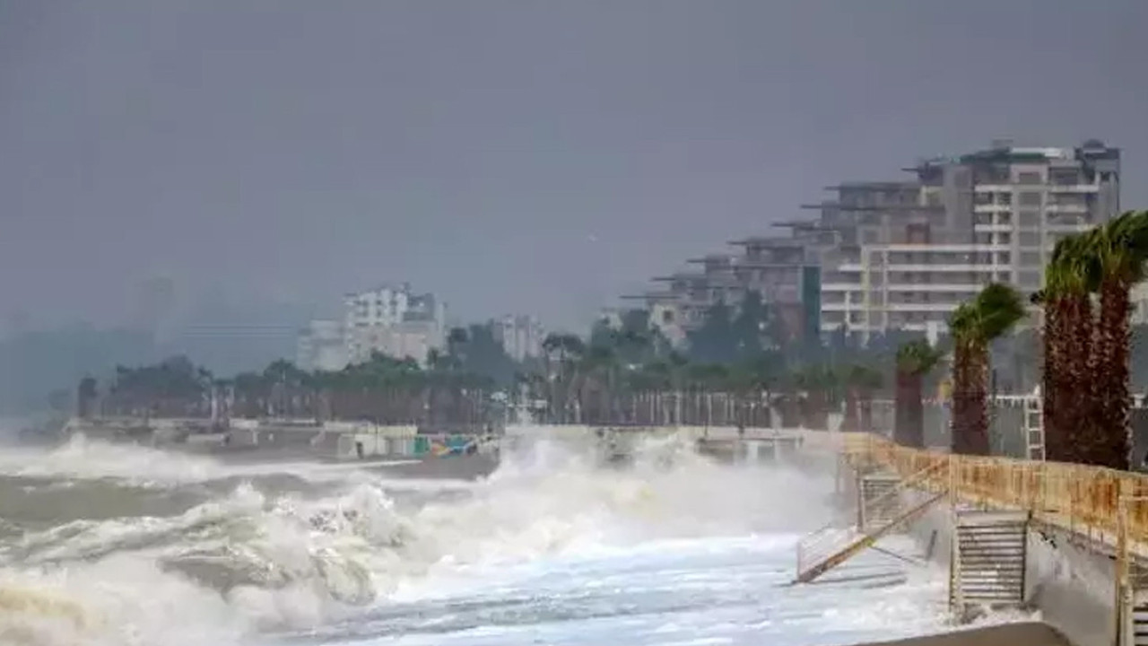 Antalya'da fırtına nedeniyle okullara 1 gün ara verildi