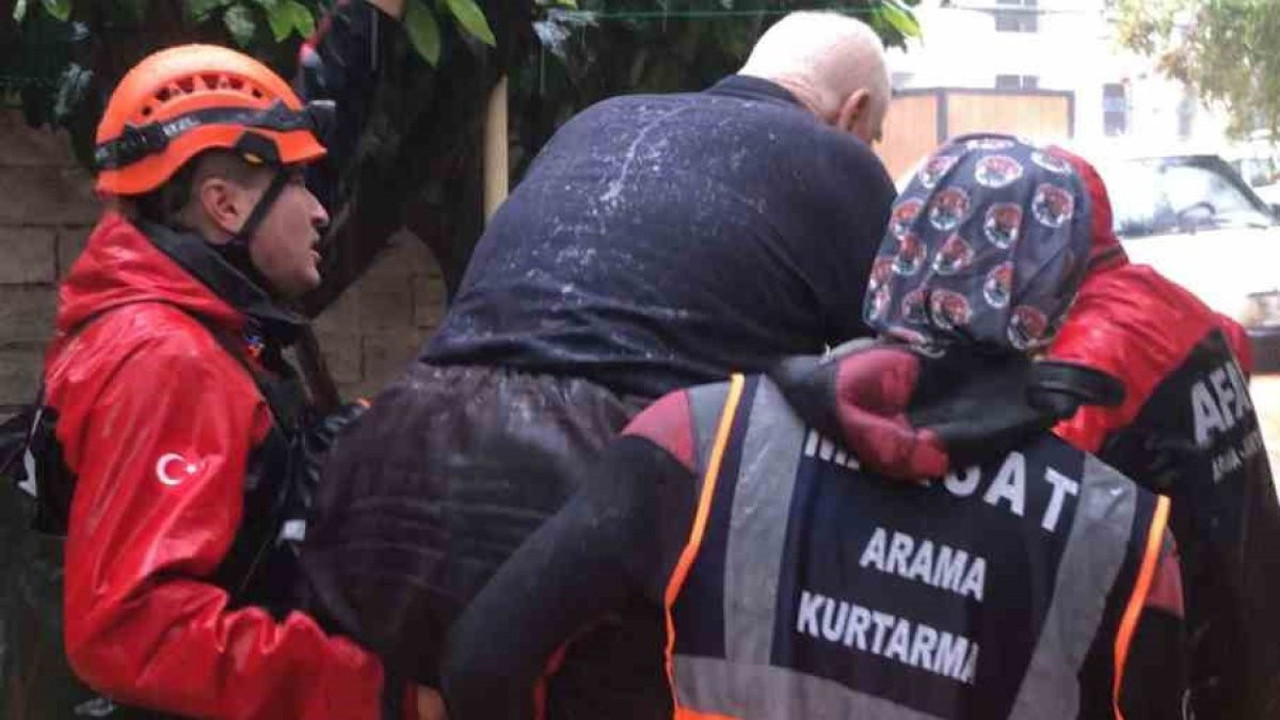 Sağanak sonrası evde mahsur kalan yaşlı adam ile kızı ve oğlu kurtarıldı