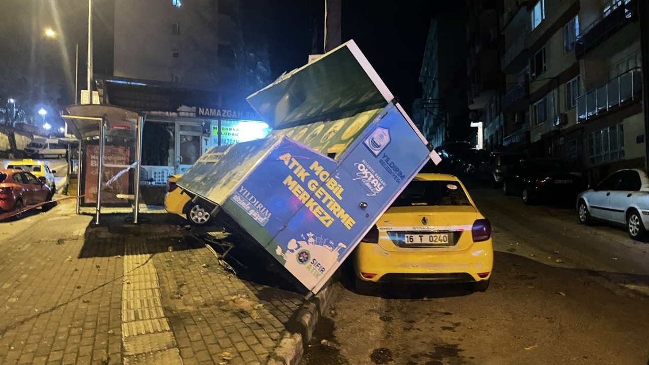 Bursa'yı fırtına vurdu: Ağaçlar duraklar devrildi