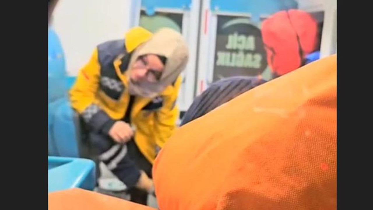 Acil tıp teknisyeni, yalın ayaklı çocuğa kendi çorabını giydirdi