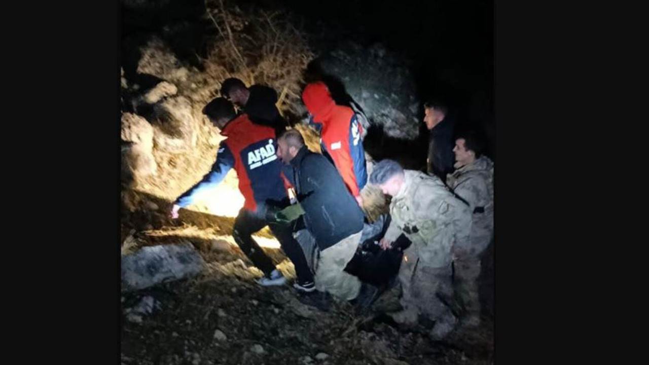 Pervani’de otomobil şarampole devrildi: Öğretmen öldü