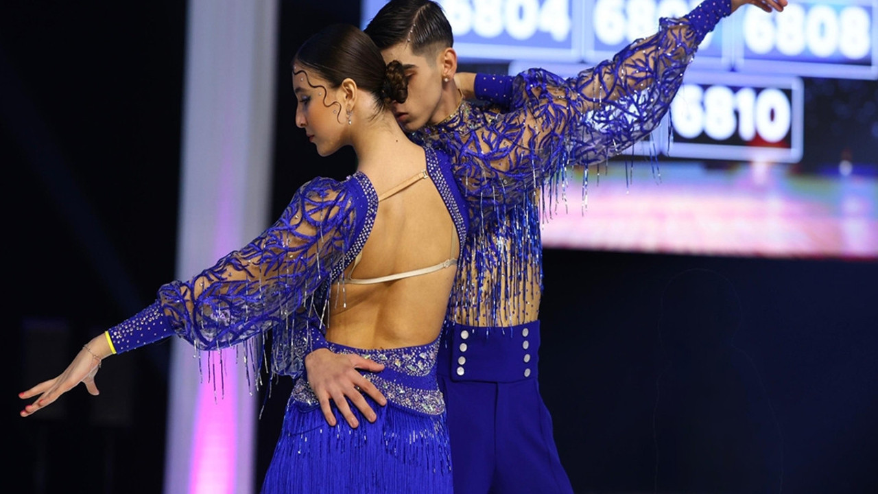 Annelerinin ısrarıyla başladılar! Salsada dünya şampiyonu oldular