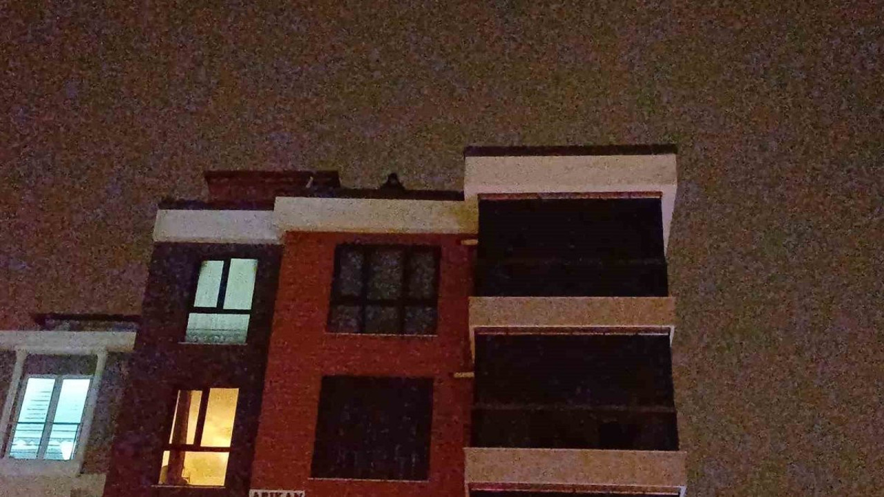 5 katlı binanın çatısında intihara kalkıştı