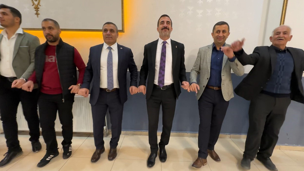 Hakkari’de halay çekerek kutladılar: Kurallara uyma sözünü yinelediler