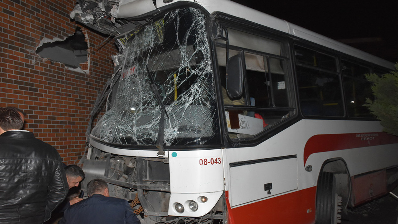 İzmir’de feci kaza: Belediye otobüsü AVM’nin bahçesine uçtu