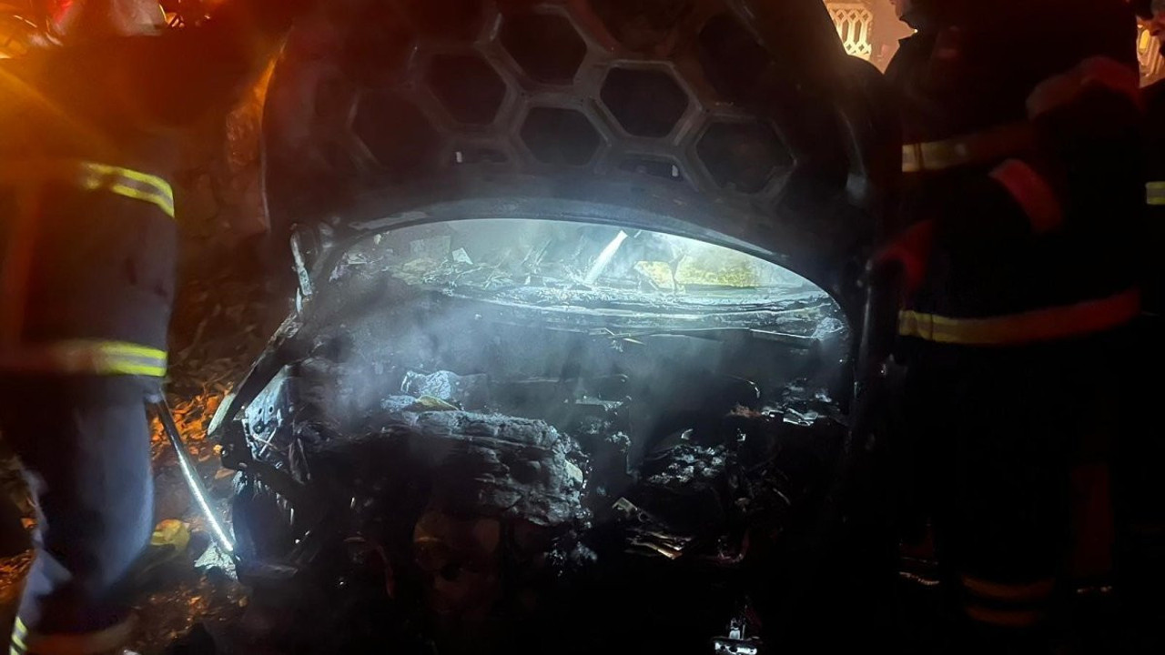 Isparta'da park halindeki otomobil alev aldı! Geriye demir yığını kaldı