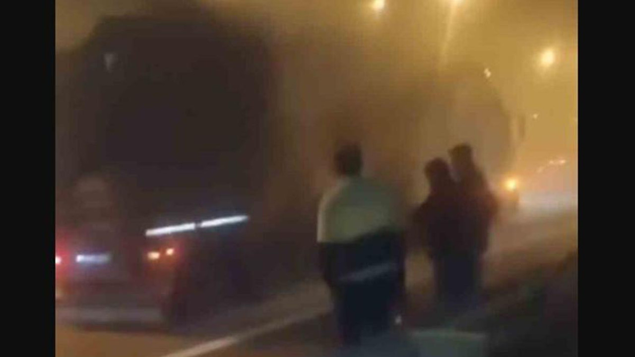 Bursa’da seyir halinde olan tırın lastiği alev aldı