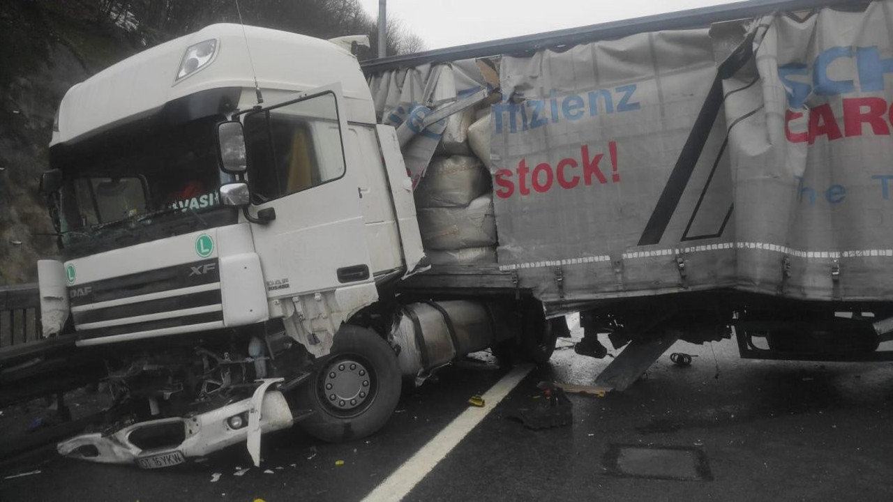 TEM’de TIR trafiği felç etti! 3 şerit birden makasladı