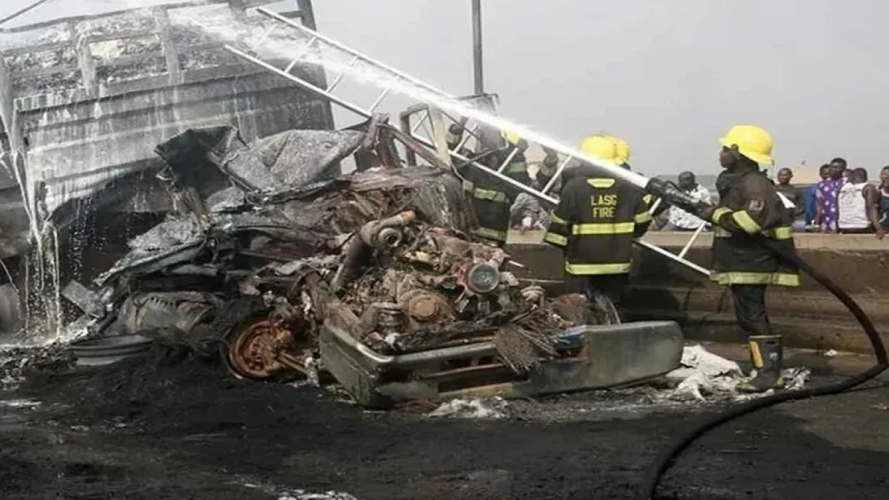 Nijerya'da korkunç kaza! Yolcu minibüsü ile kamyon çarpıştı: 12 öldü