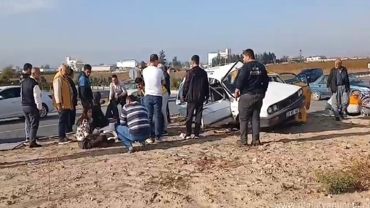 Çorum Alaca'da ambulansa yetişmeye çalışan otomobil tarlaya devrildi