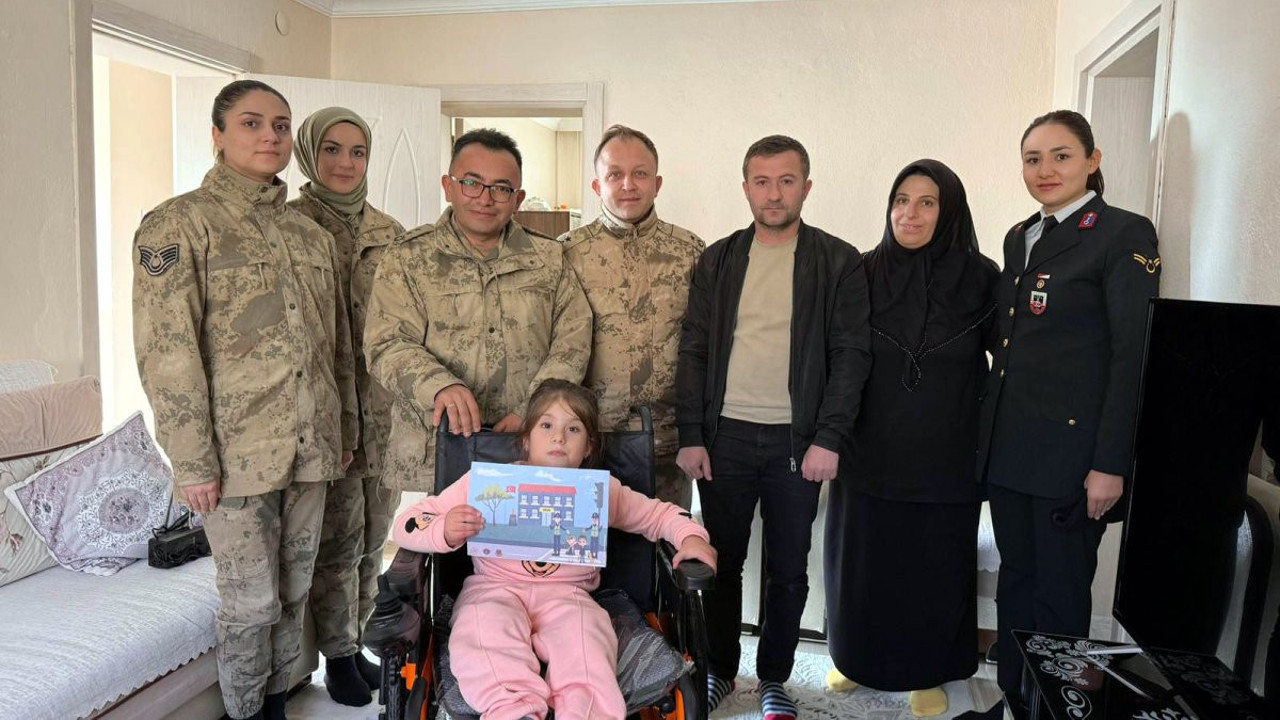 Jandarma ekiplerinden engelli Melek'e akülü tekerlekli sandalye