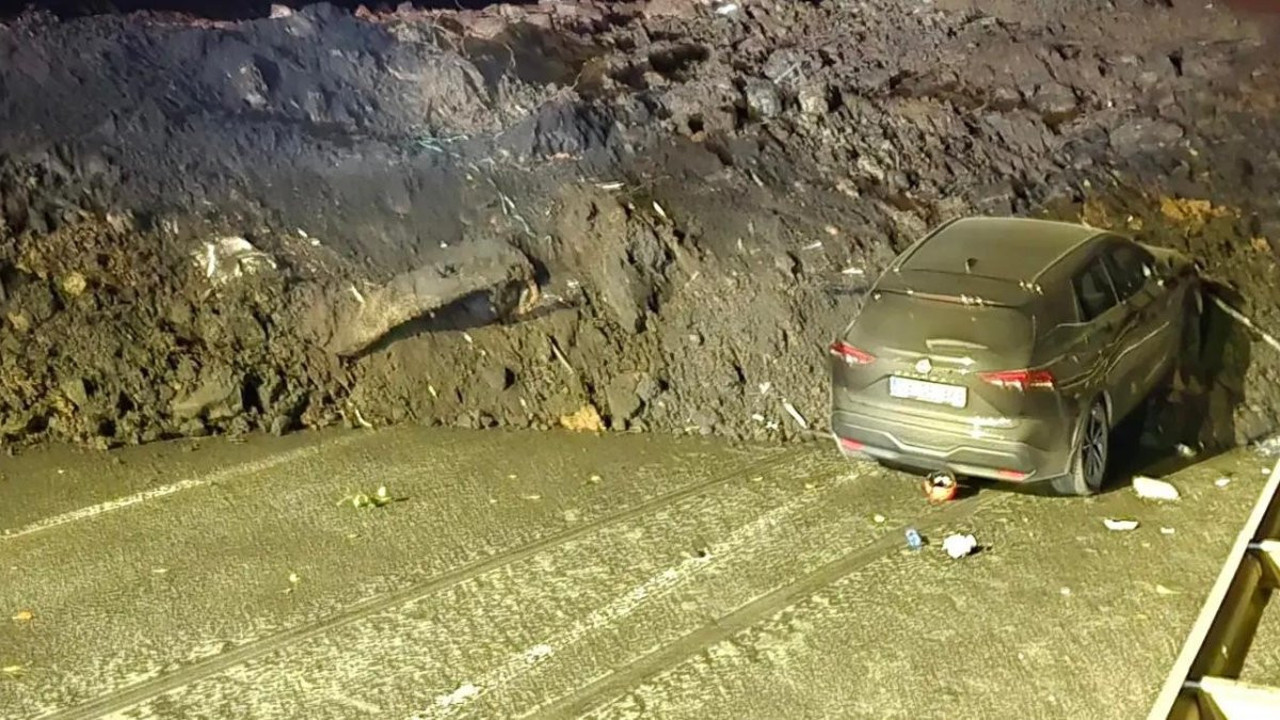 Artvin'de heyelan! Sahil yolu ulaşıma kapandı