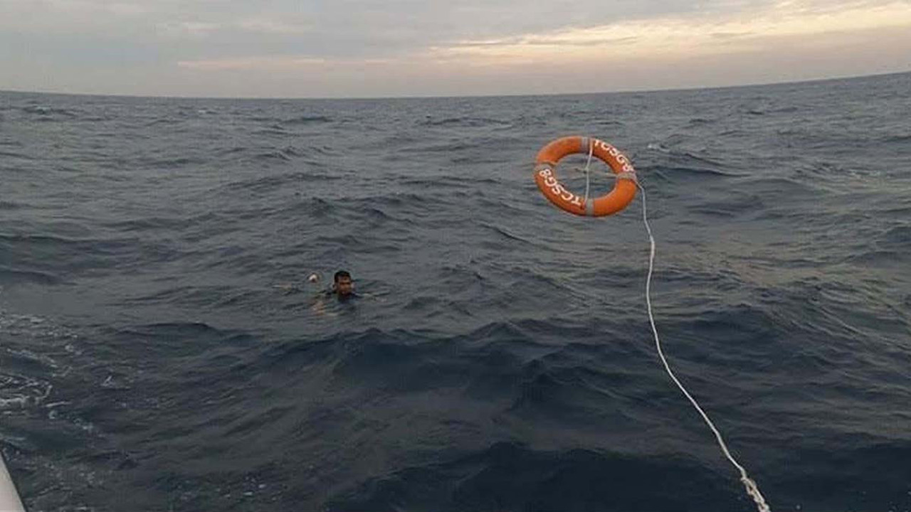 Egede lastik bot battı. 9 göçmenden 4’ü kurtarıldı