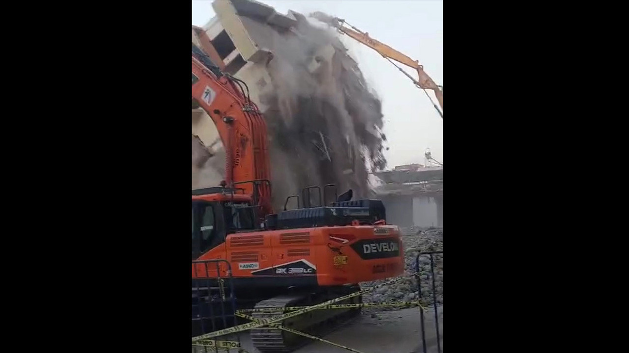 Depremde hasar görmüştü. Yıkım esnasında çöktü