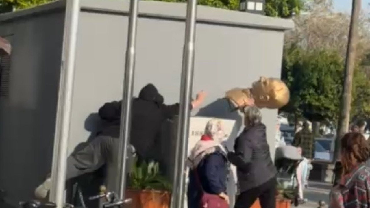 Atatürk büstünü çirkin saldırı! İterek düşürdü