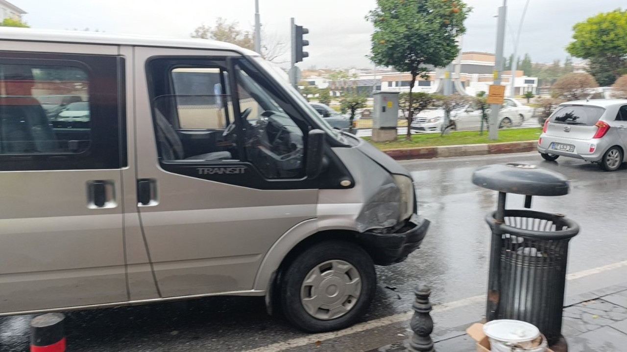 Antalya'da ışık ihlali kazayı getirdi