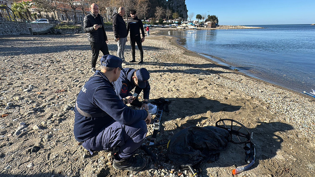 Bartın’da denizde define arayan bir kişi yakalandı: Objeler müze müdürlüğüne teslim edildi