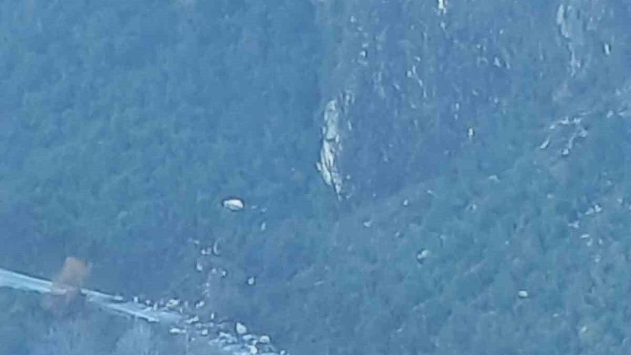 Aydın'da heyelan paniği! Büyük bir gürültü ile karayoluna yuvarlandı