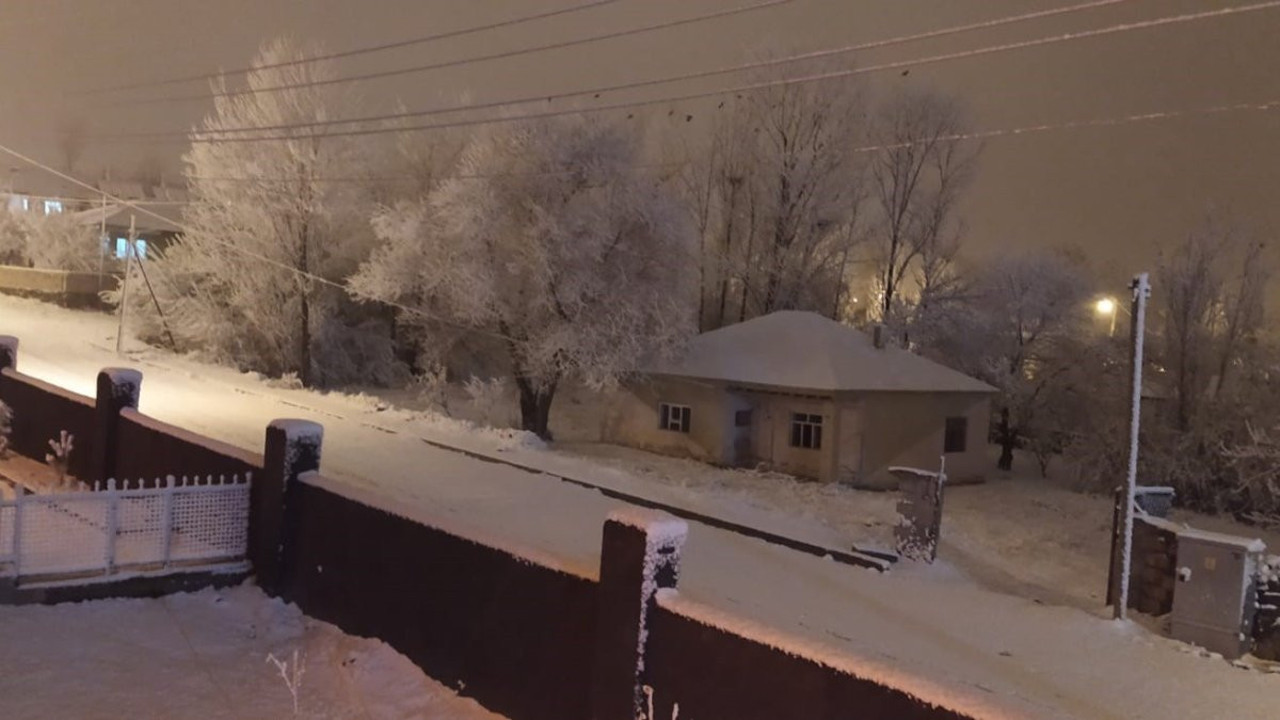 Van'da yoğun kar yağışı 27 yeri ulaşıma kapadı