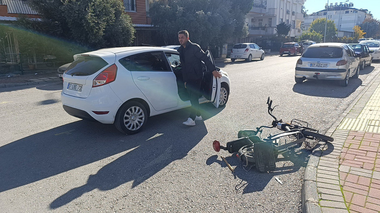 Antalya’da otomobil bisiklete çarptı: 1 yaralı