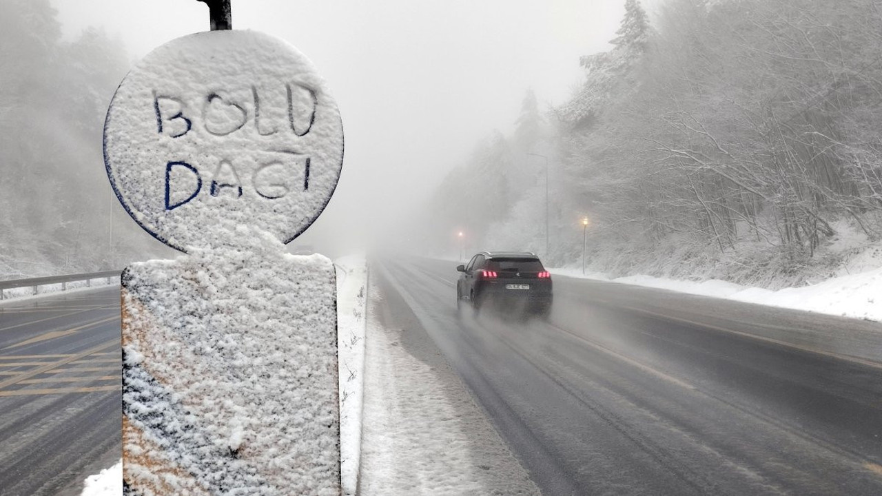 Bolu Dağı'nda sis ve kar alarmı: Mesafe 40 metreye düştü