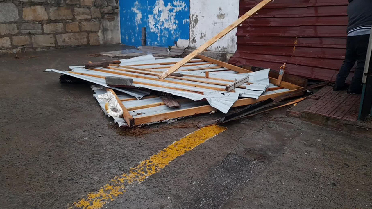 Sinop’ta fırtına çatıyı uçurdu