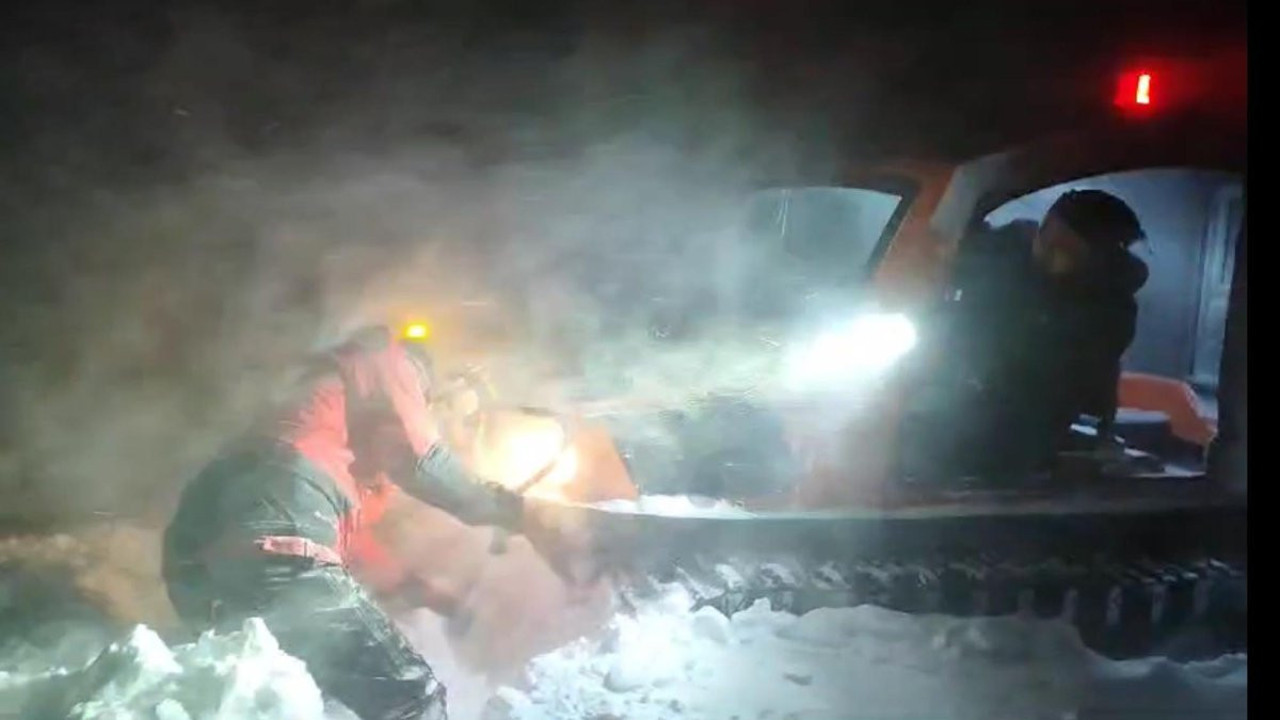 Ardahan'da 6 kişi karda mahsur kalmıştı! Saatler süren kurtarma operasyonu