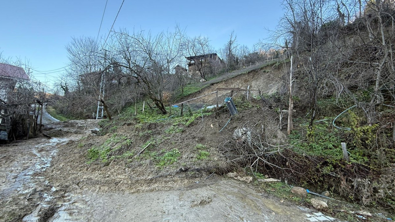 Bartın’da heyelan köy yolunu kapattı