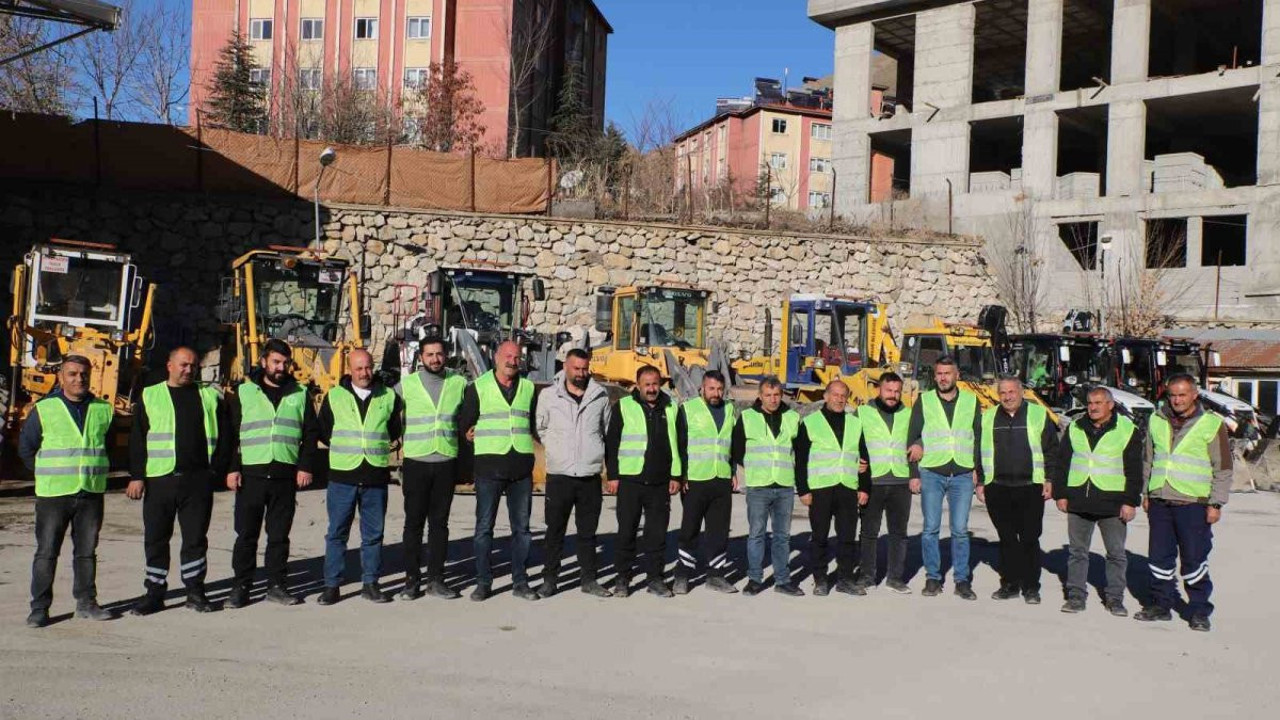 Hakkari belediyesi 90 personel ile karla mücadeleye hazır