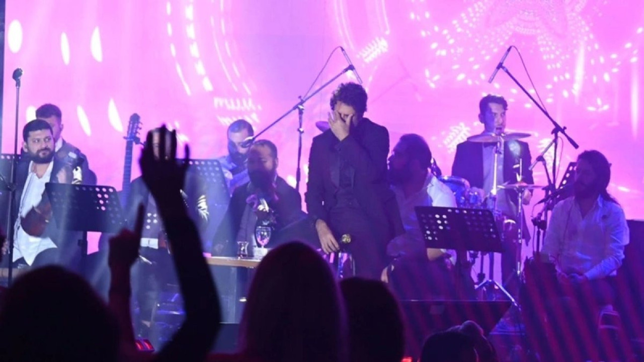 Annesinin ölümüyle yıkılmıştı! Mahsun Kırmızıgül sahnede gözyaşlarını tutamadı