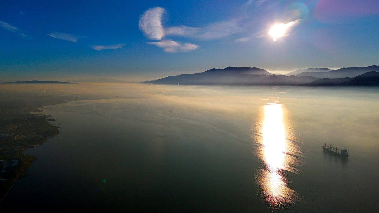 Kocaeli'nde körfez ve güneş sis ile birleşti