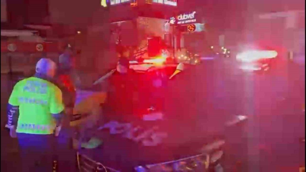 İstanbul'da polis aracına çarpan sürücü ve yakınları ile polis ekipleri arasında arbede