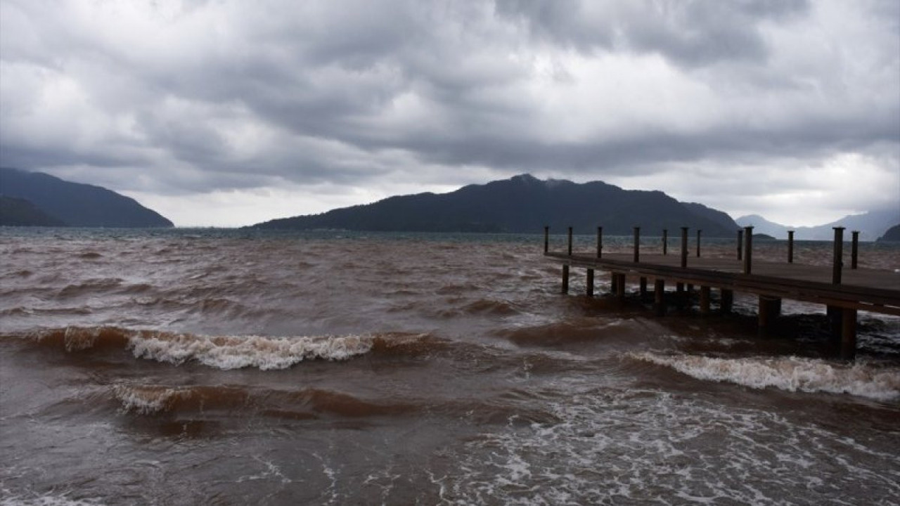 Marmaris’i lodos ve sağanak vurdu! Denizin renginde dikkat çeken değişim