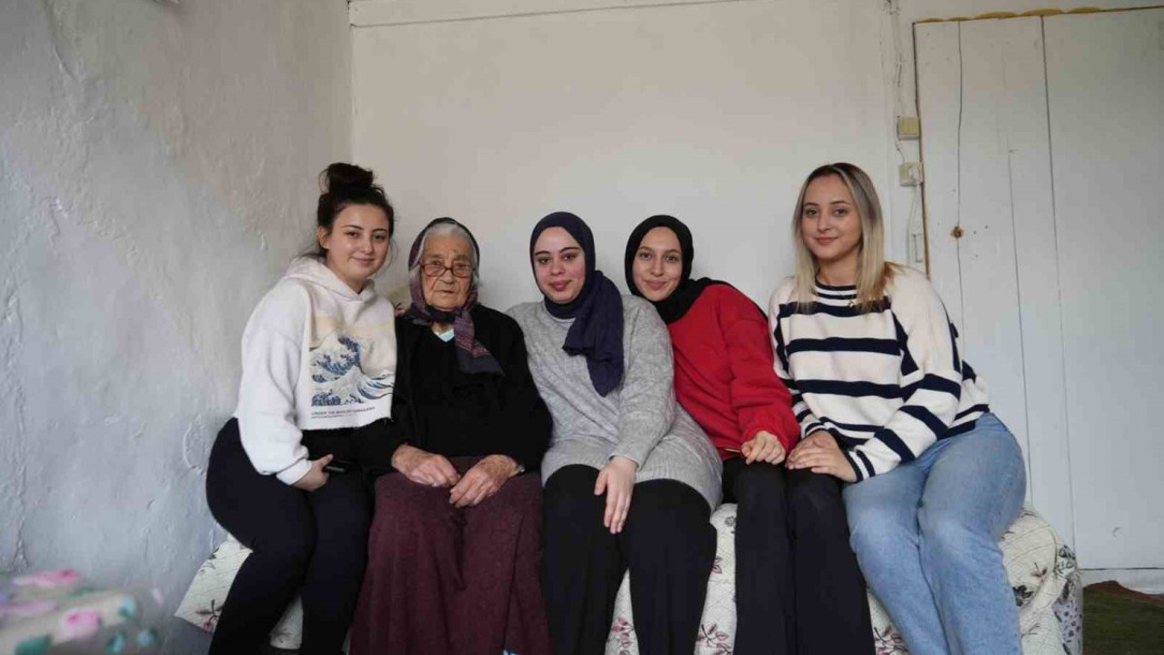 Öğrencilerden anne olamamış Hüsniye nineye duygulandıran dokunuş