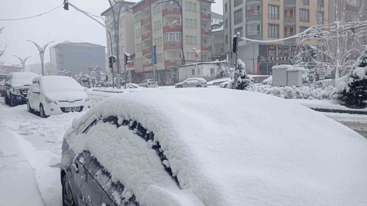 Meteorolojinin uyarıları tuttu! Geceden sabaha beyaza büründü