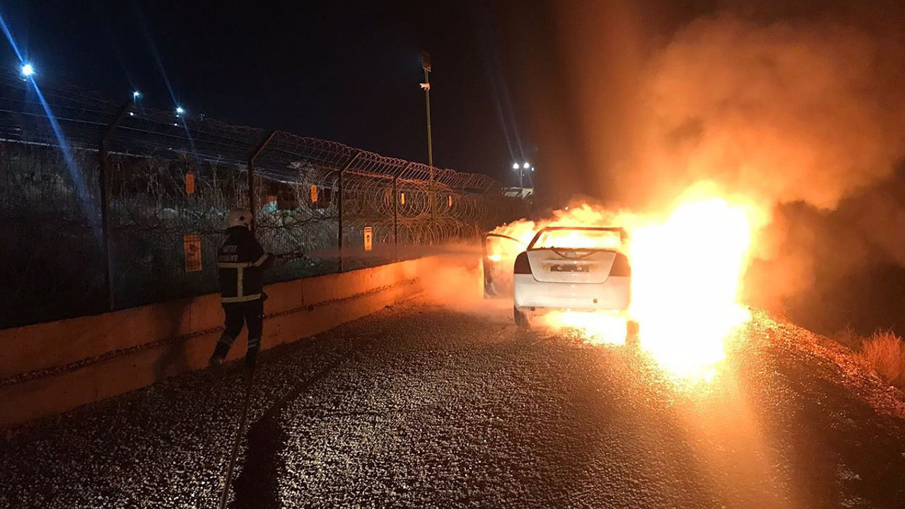 Araç alev alev yandı