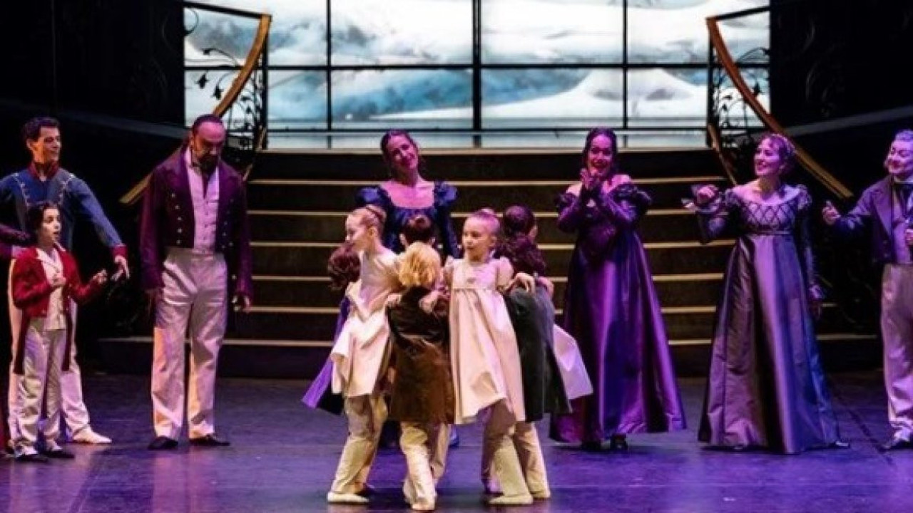"Fındıkkıran" balesi Süreyya Opera Sahnesi'nde sevenleriyle buluştu