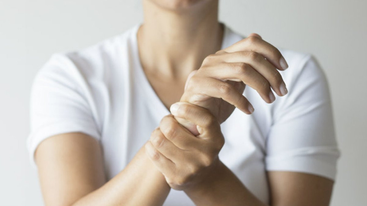 Ellerinizdeki eklem ağrısı ne anlama geliyor? Uzmanlar yanıtlıyor