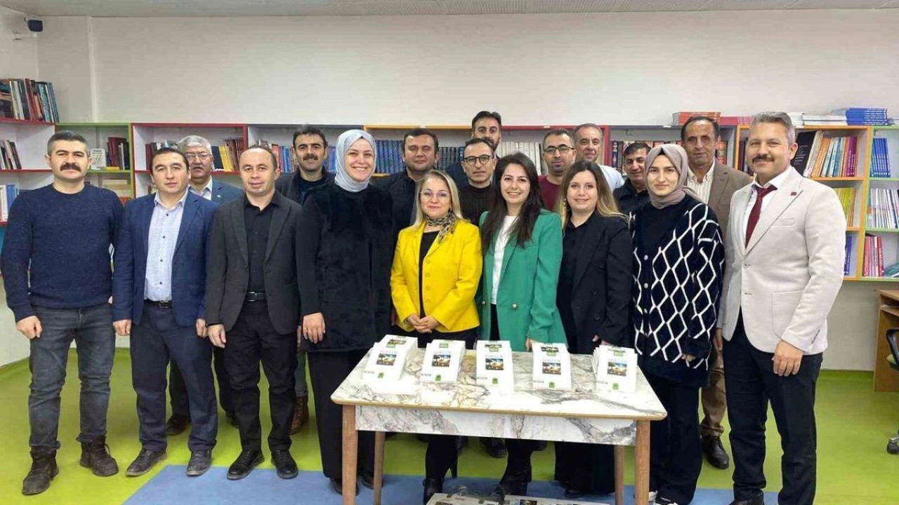 20 öğretmen bir araya gelerek kitap yazdı