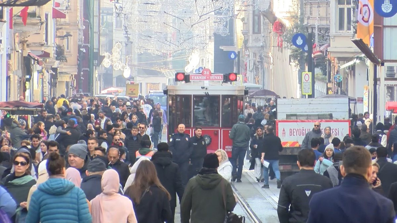 İstanbul'da yeni yıl alarmı. Beyoğlu'na çıkan yollar kapatıldı. Şişli, Kadıköy ve Beşiktaş'ta önlemler alındı.