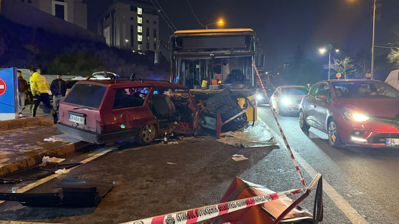 İETT otobüsü ile otomobil kafa kafa çarpıştı: 2 ağır yaralı