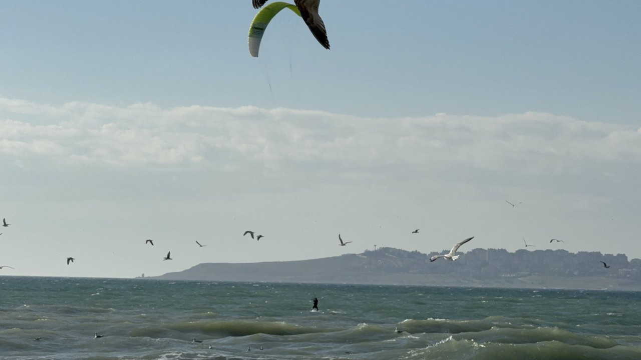 Büyükçekmece’de lodos! Dalgalar arasında böyle sörf yaptı