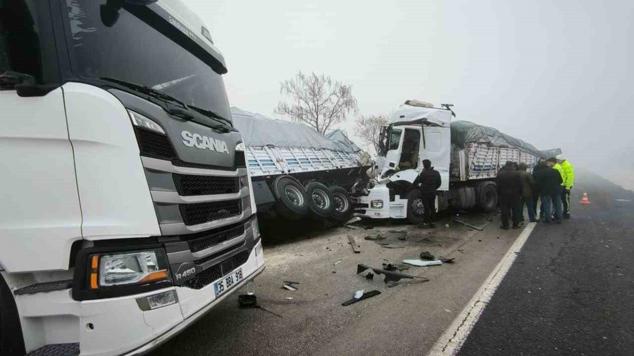 Afyonkarahisar'da 'sis' kazası: İki tır birbirine girdi