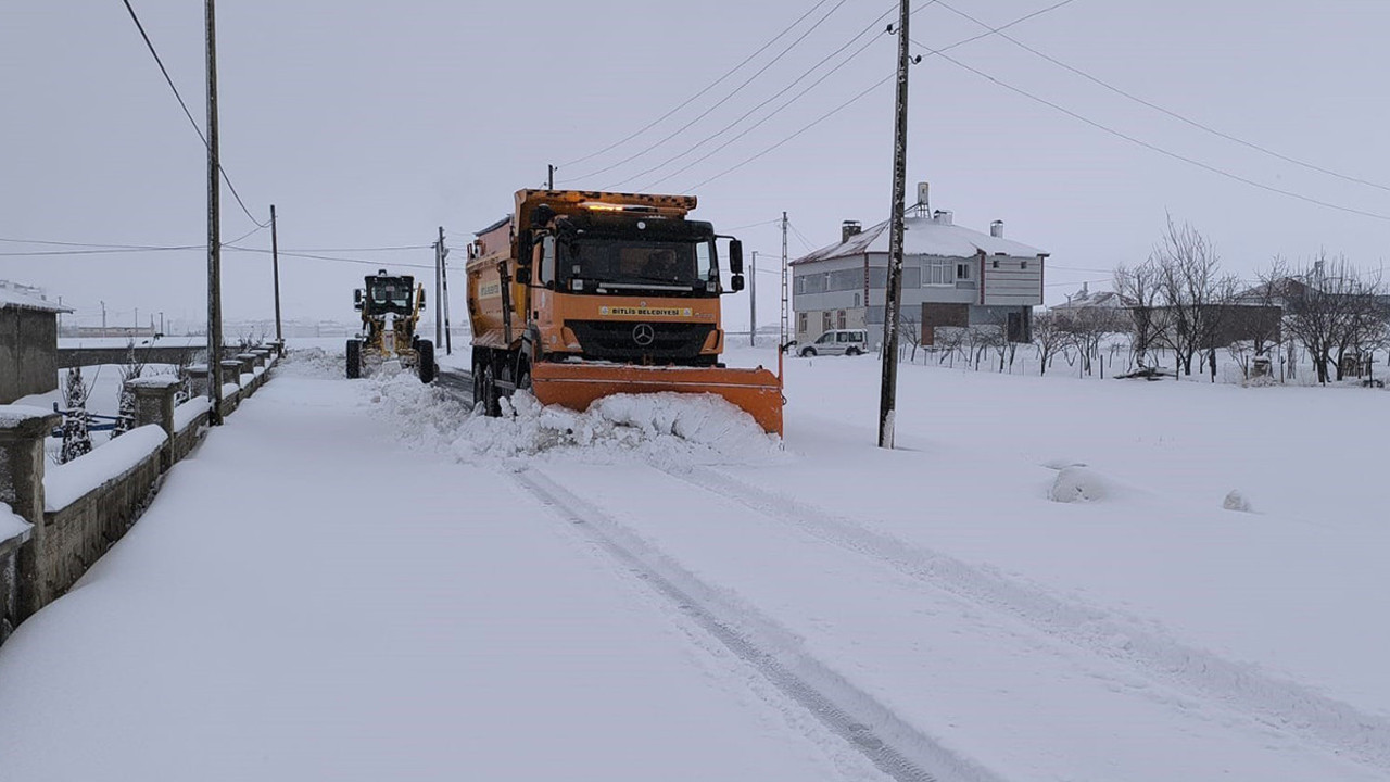 Bitlis’te kar nedeniyle kapanan köy yolları tek tek açılıyor