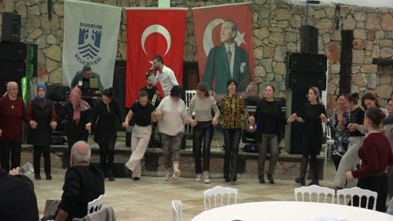 Bodrum'da düzenlenen festivalde 3 ton hamsi dağıtıldı